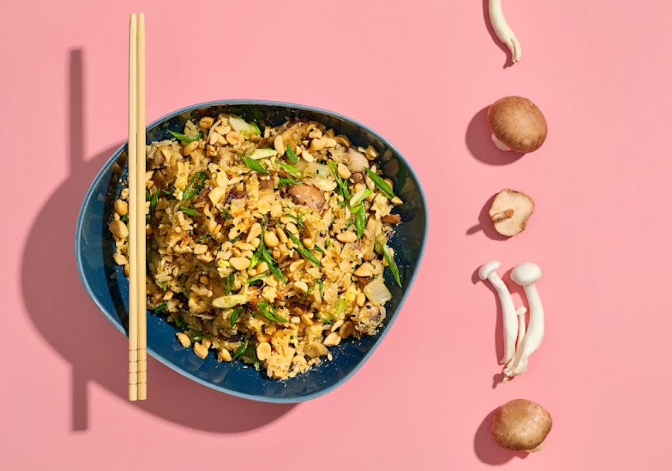 Fried rice ar sēnēm, pasniegts bļodiņā
