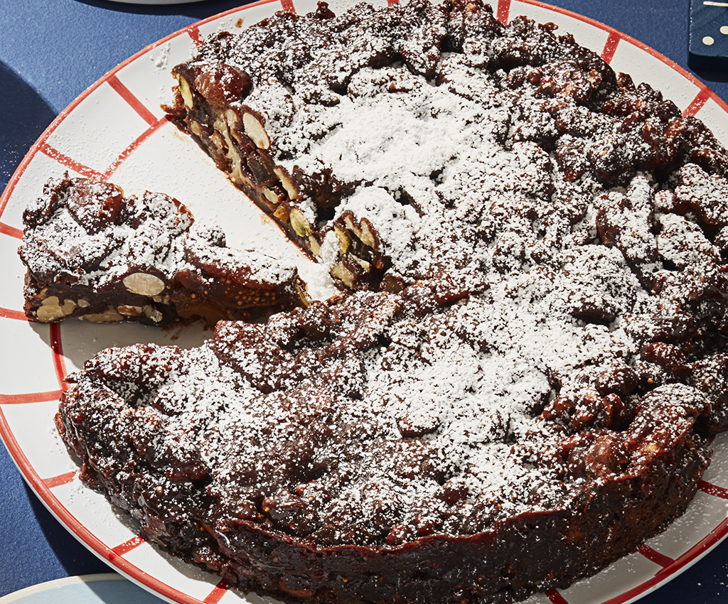 chokladkaka med nötter på en tallrik