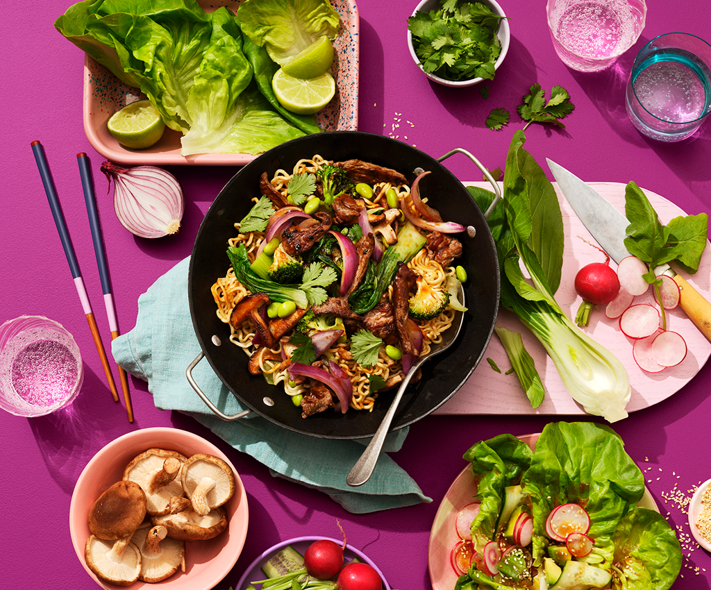 krāsainas liellopa vok ēdiens ar piedevām uz galda