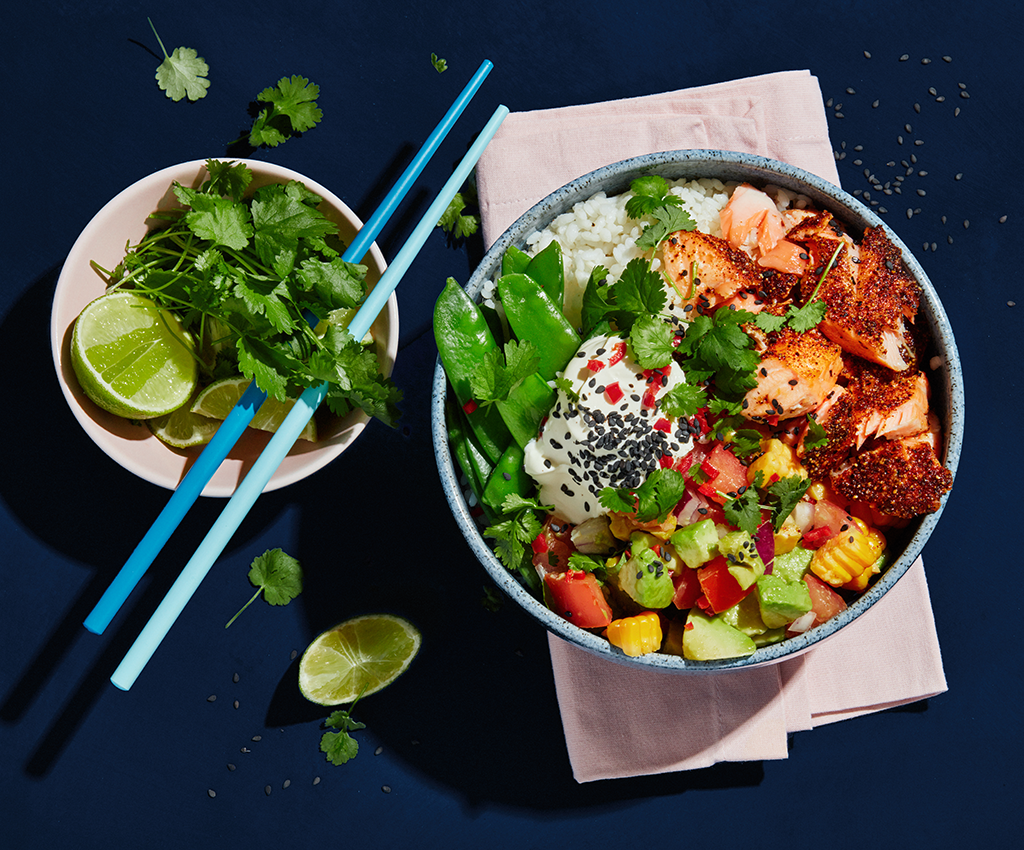 Poké bowl med lax serverad på tallrik