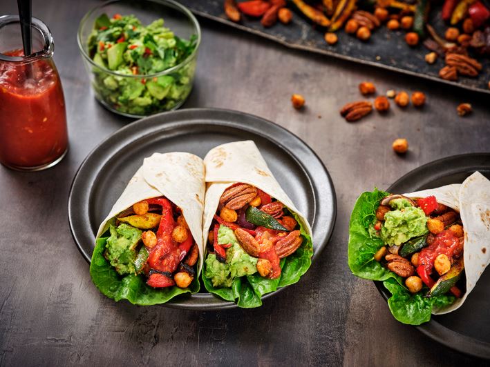 2 fajitas ux légumes rôtis au four avec pois chiches et noix de pécan