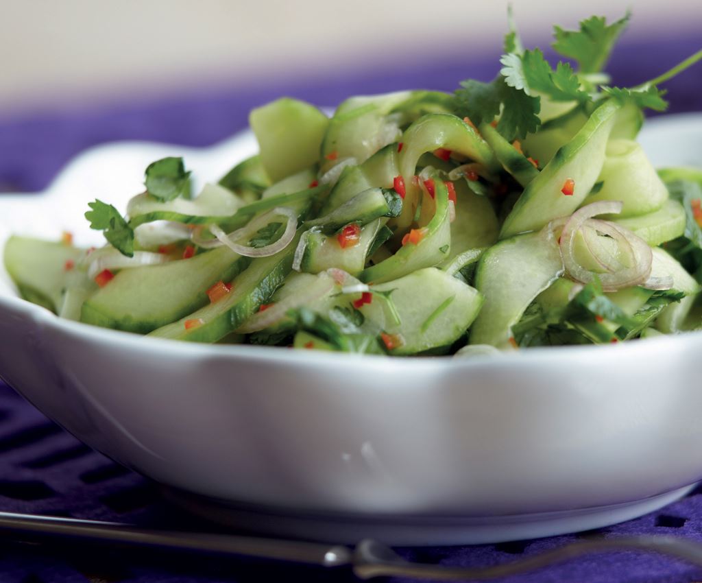 Thailändsk gurksallad med chili och färsk koriander