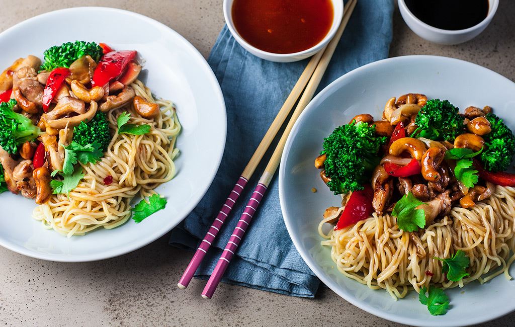 Wok med kylling, cashewnødder og nudler 