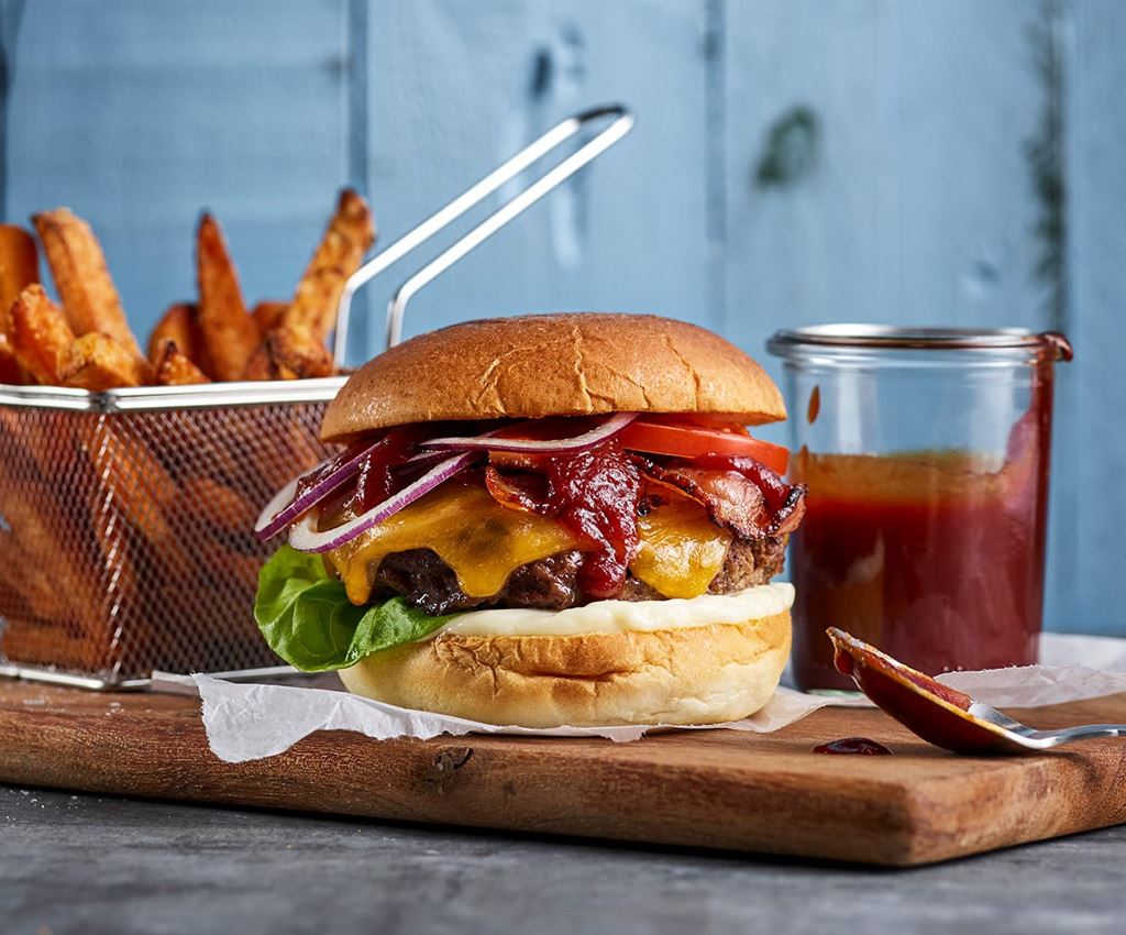 burgare med pommes på skärbreda