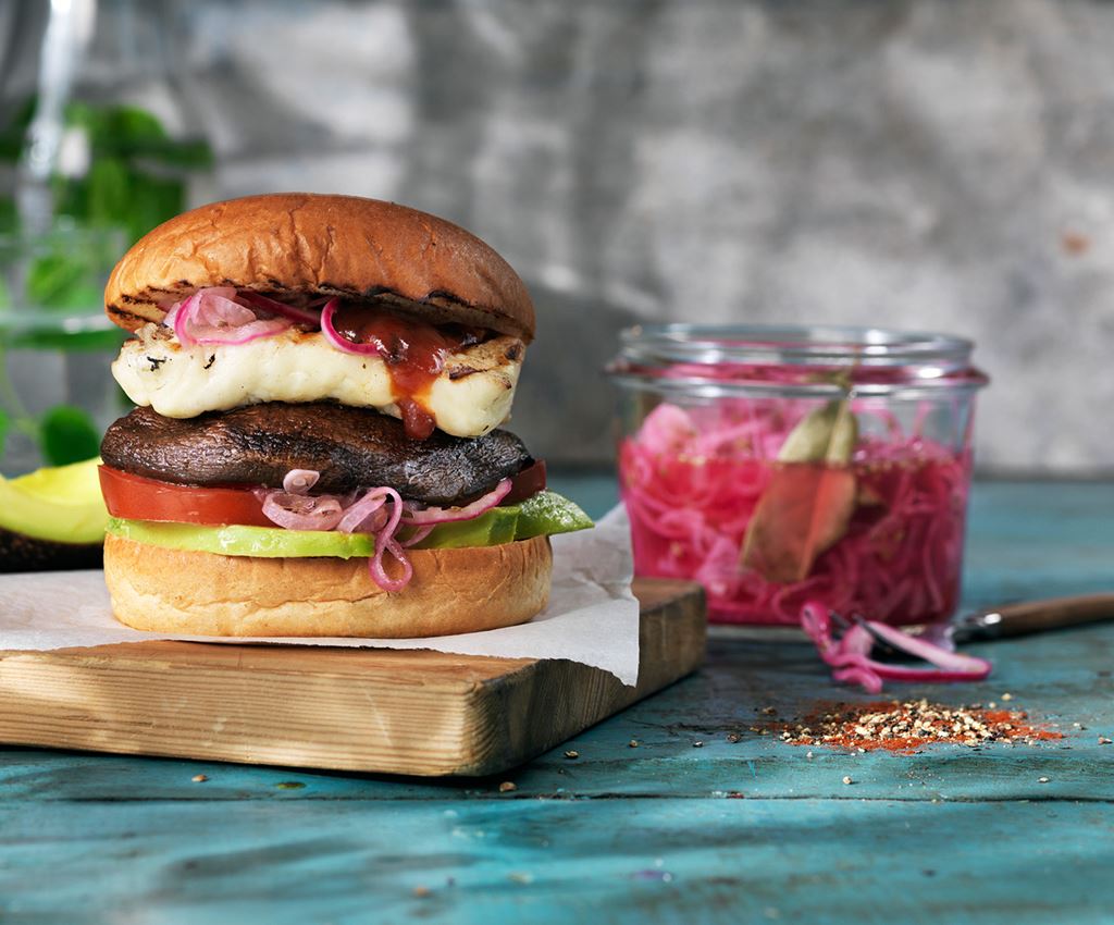 Portobello sēņu un haloumi siera burgers