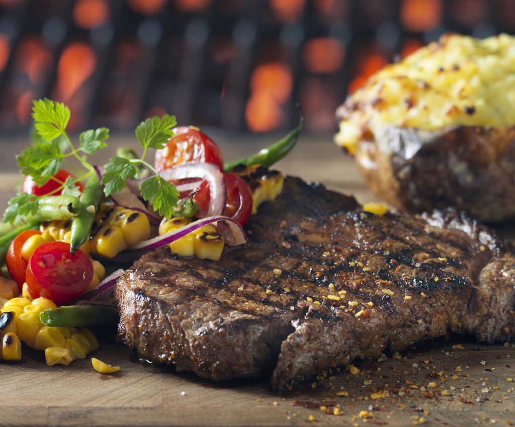 Entrecôte med jacket potatoes och grillad majs och bönsallad