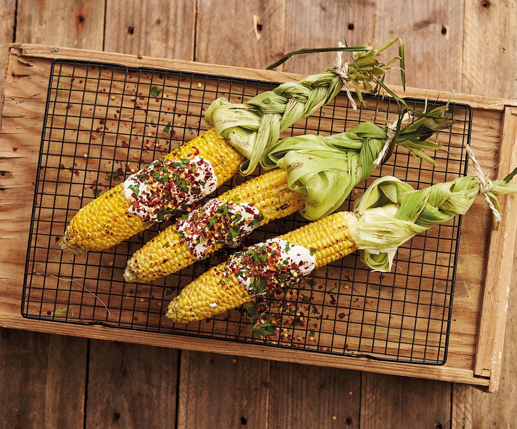 Grillede majskolber toppet med creme fraiche