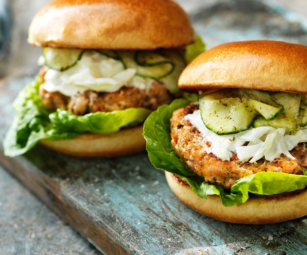 2 zalmburgers met komkommer en venkelsalade