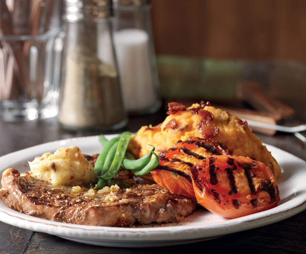 Rib Eye Steak mit Süßkartoffelpüree und gegrilltem Gemüse