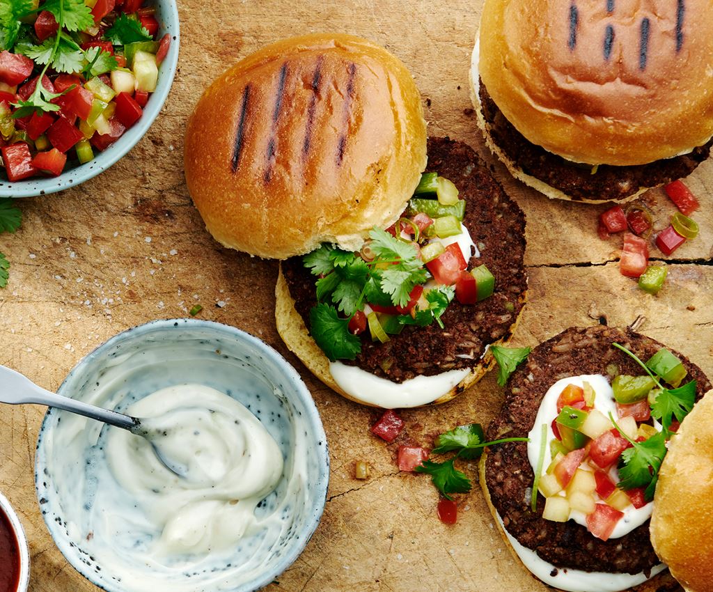 Kullgrillet Black Bean Burger med chilensk tomatsalsa, vegansk aioli og BBQ saus