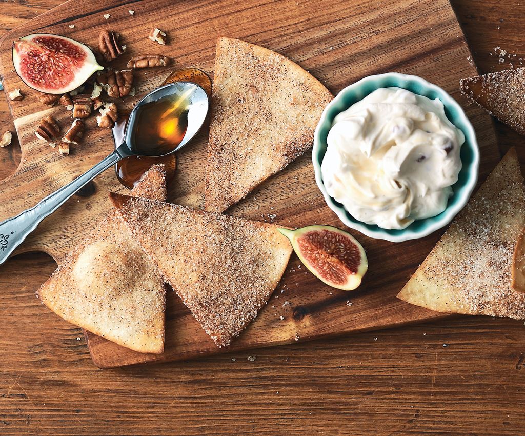 Kaneel Tortilla Chips met romige Pecannoten en mascarpone op tafel