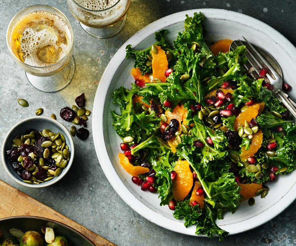 Grønnkålsalat med appelsin og granateple i en bolle