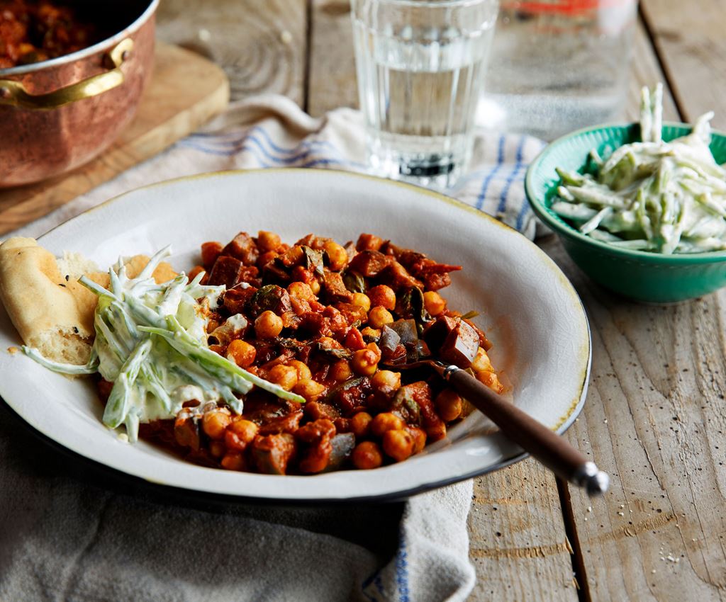 Vegetariskt vindaloo på en tallrik