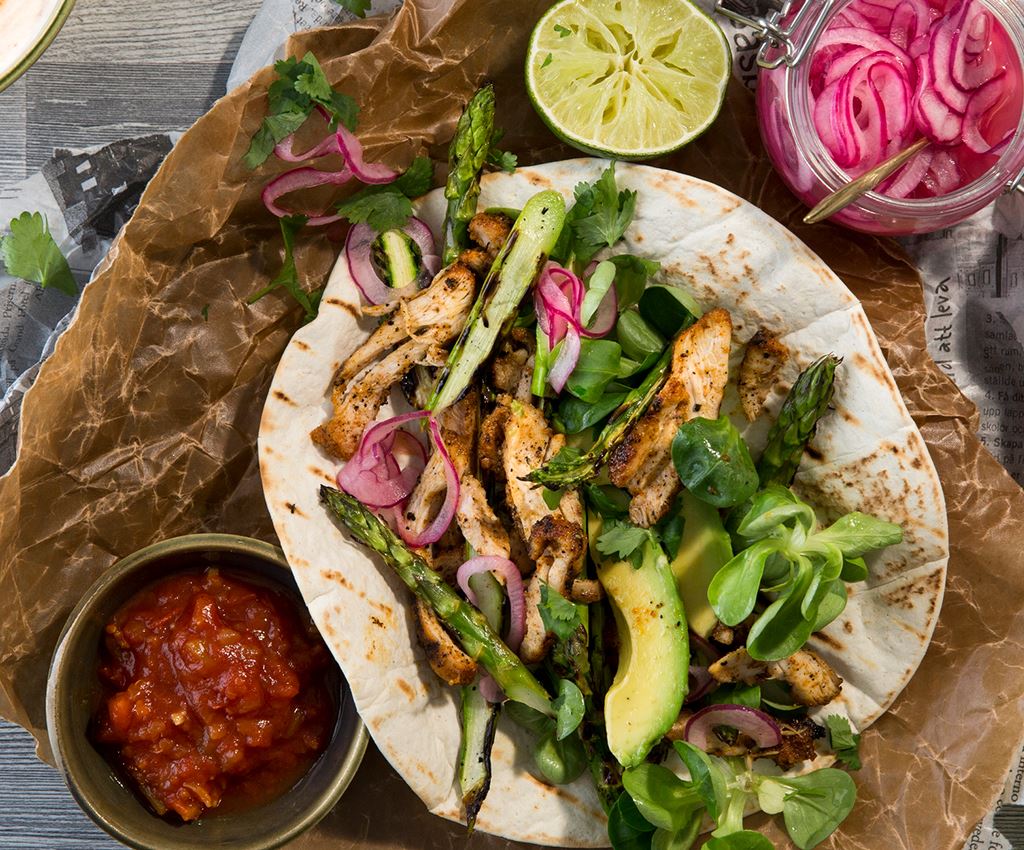 Kycklingtacos med grillad sparris och kryddig gräddfil    