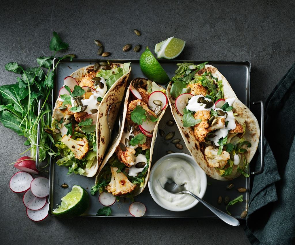 Vegetariska tacos upplagda på fat