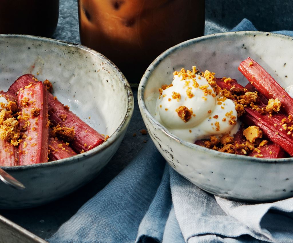 Grillet honning- og vaniljerabarbra med kardemommekrem og grillet hvit sjokolade