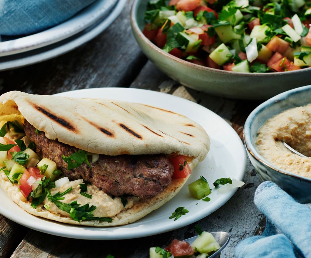 Shish kebab pita leiva, hummuse ja tomati-kurgisalatiga