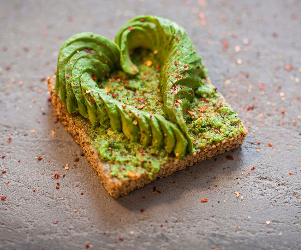 Avocado op toast met pesto