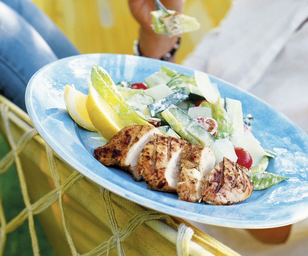 Caesarsallad med grillad kyckling och parmesanost