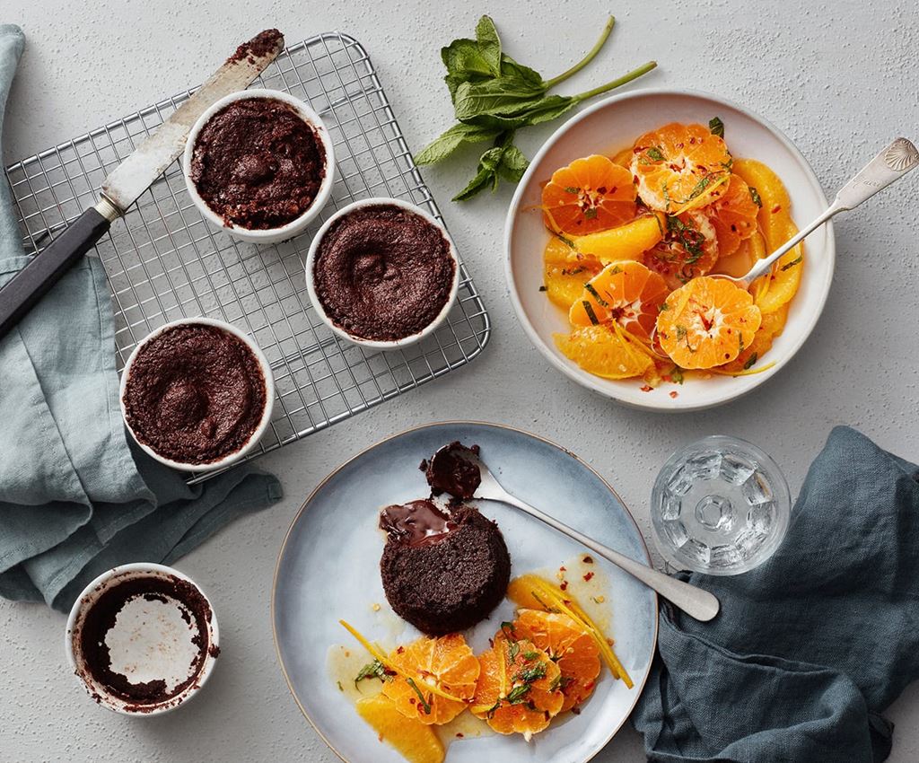 chokladdessert serverad på bordet med apelsin