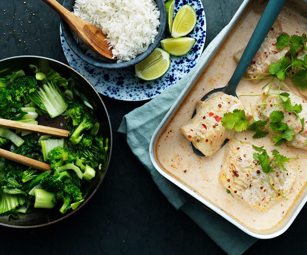 Fiskegratin med kokosmælk og kogte grøntsager