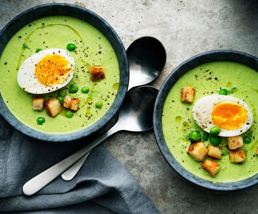 Ærtesuppe med kogt æg og smørstegte croutoner