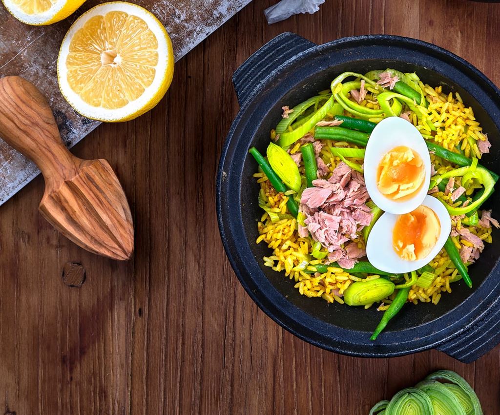 Kedgeree met curry, ei en rijst in een pan op tafel