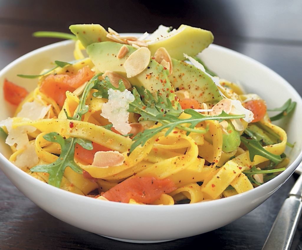 Laxpasta med citron, avokado och parmesan