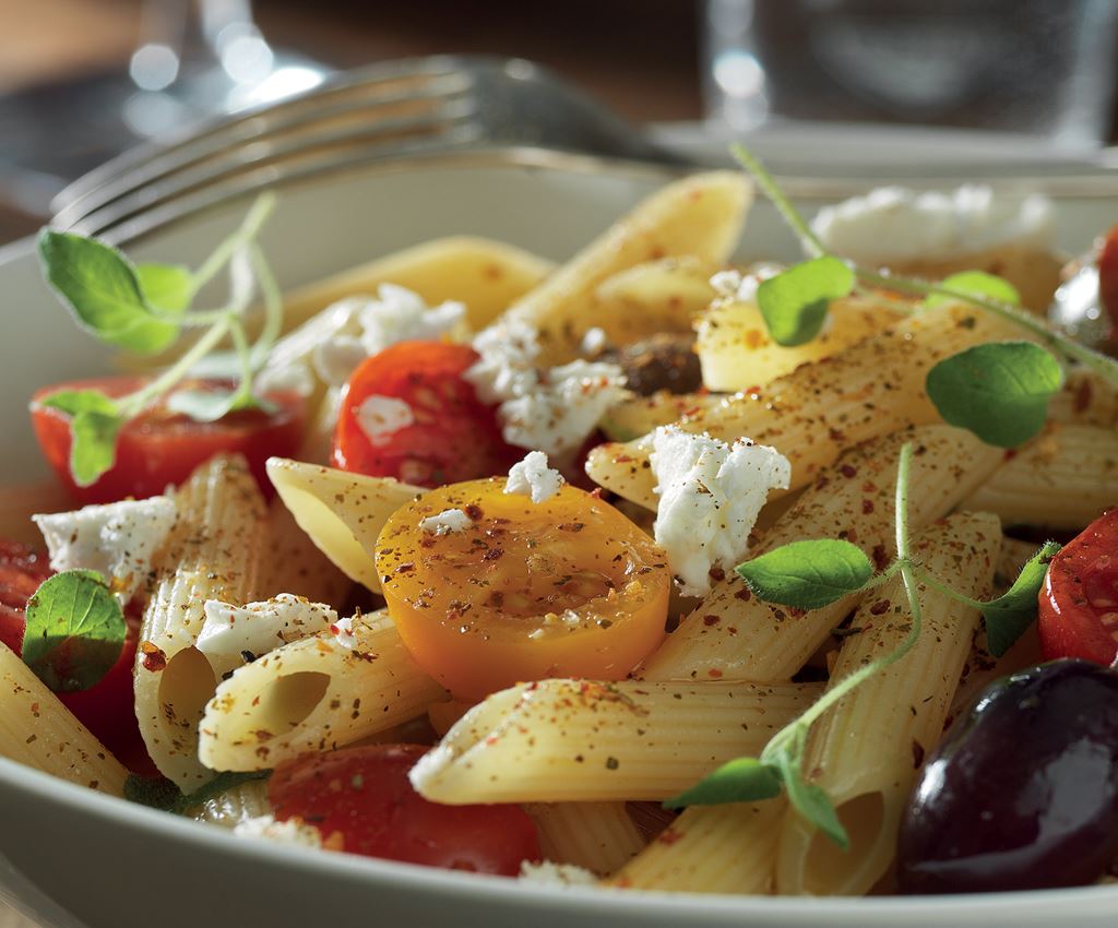 Grekisk pasta med fetaost, oliver och färsk oregano