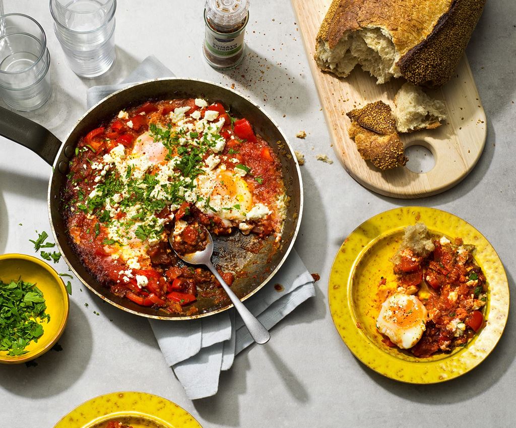 Shakshuka gryta på fat och tallrik