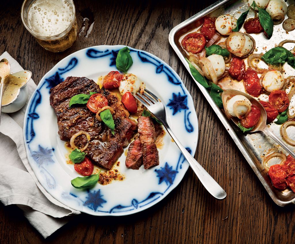 Ryggbiff och varm tomatsallad med mozzarella