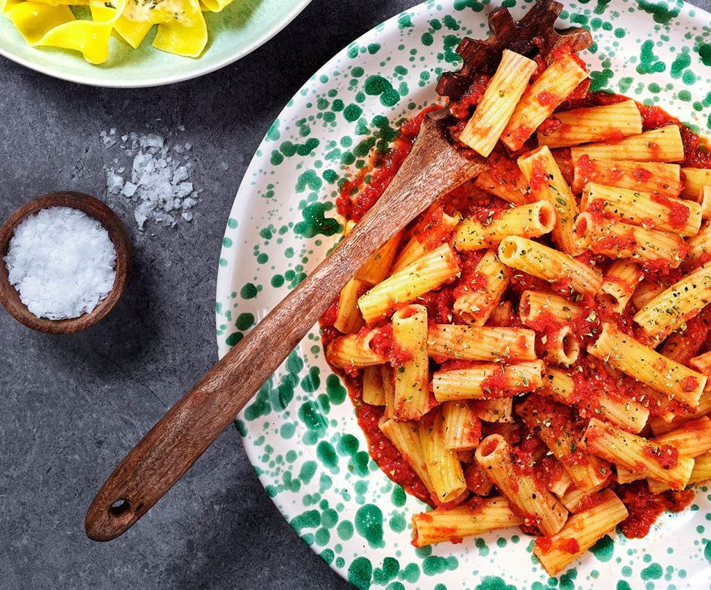 Tortiglioni med tomatsaus på tallerken