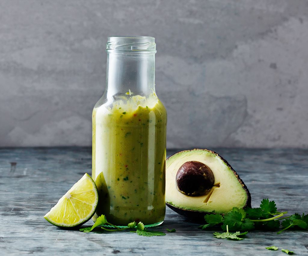 Avocado dressing in een glazen fles