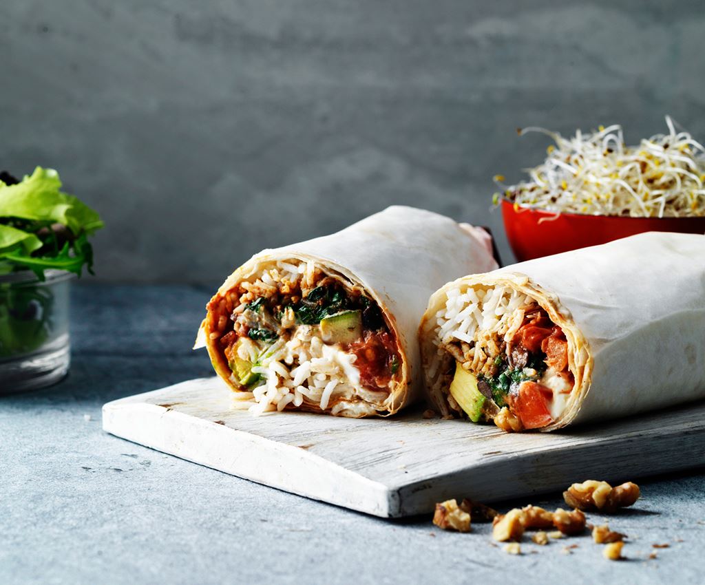 2 vegetarische zwarte bonen & geitenkaas burrito’s op plank