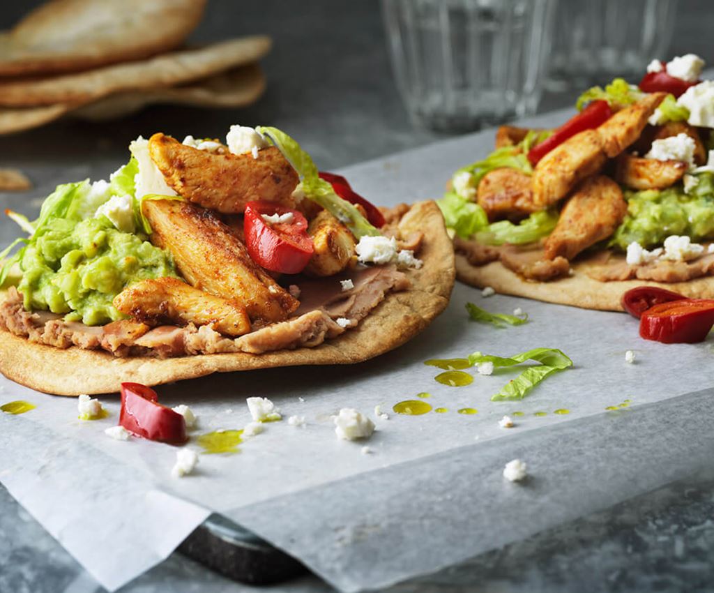 Zwei Tostadas mit Hähnchen und Guacamole