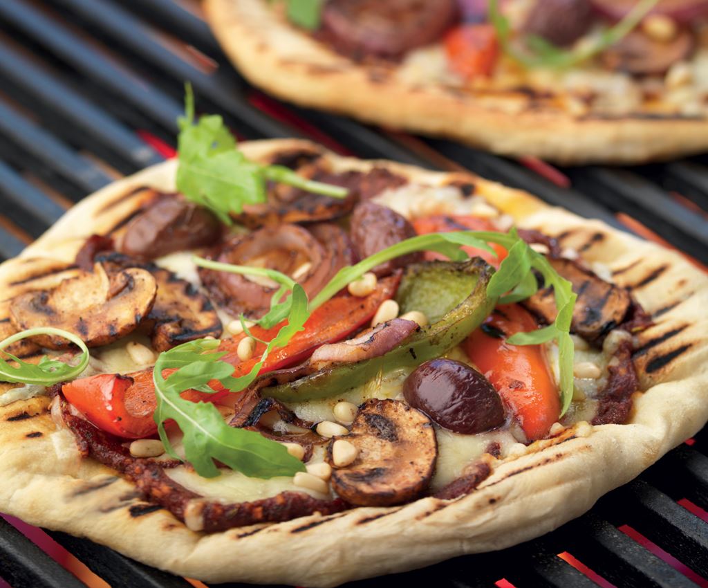 Vegetarisk pizza med champinjoner, oliver och pinjenötter