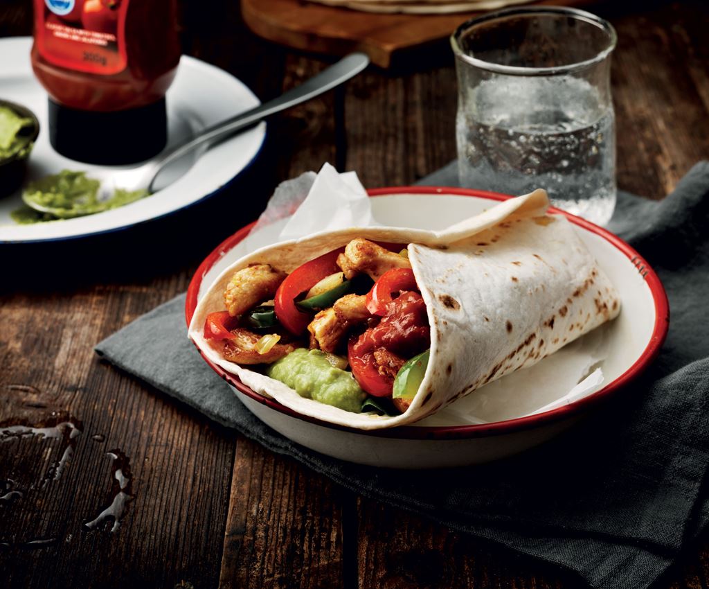 Kycklingfajita med sallad, tacosås och guacamole