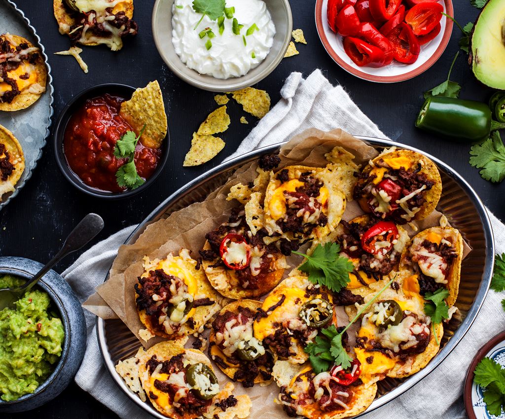 Nachotallerken med tacokødfyld, ost, jalapeños og guacamole