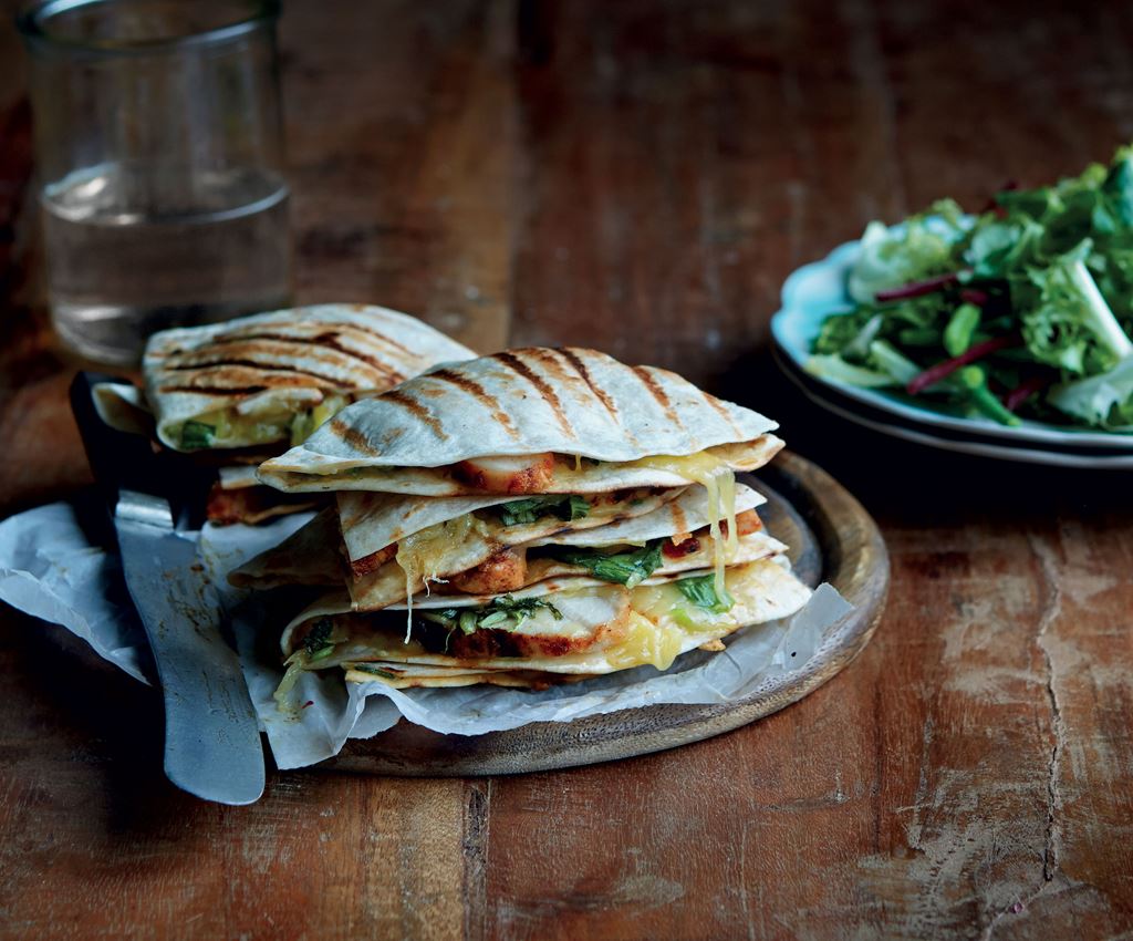 quesadilla's gevuld met kipfilet, kaas en groenten opgestapeld op een bord