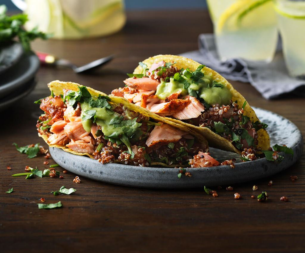 Twee zalm taco's  geserveerd op een plank