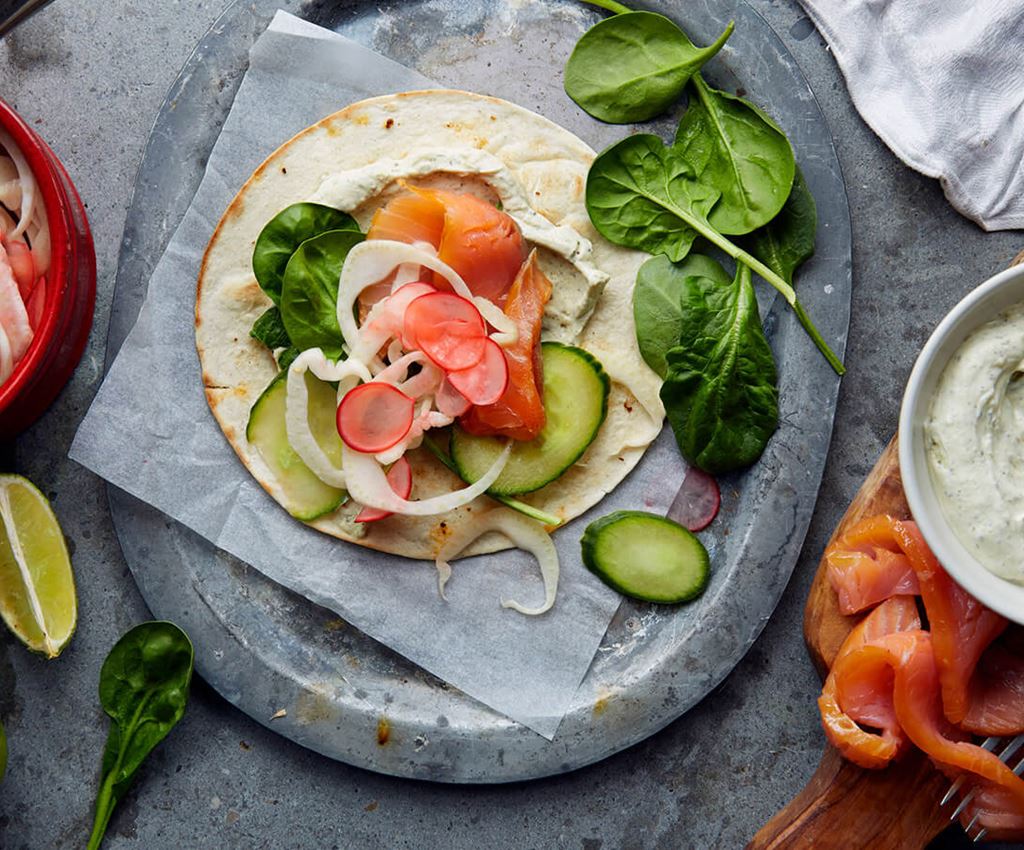 Tacos på mjukt bröd med rökt lax och picklade grönsaker