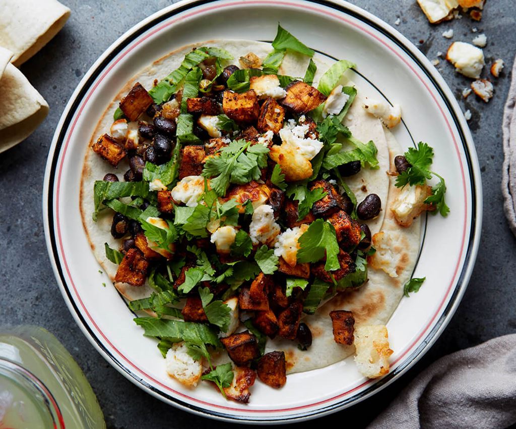 Vegetarische tortilla met zoete aardappel en geitenkaas