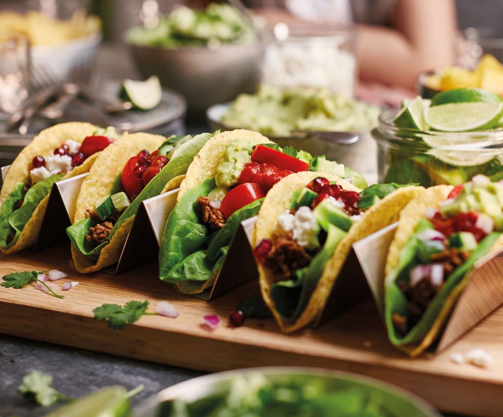 5 tacoschelpen gevuld met gehakt, mango en feta