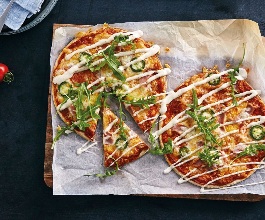 Tortillapizza med reyktri skinku og jalapeño