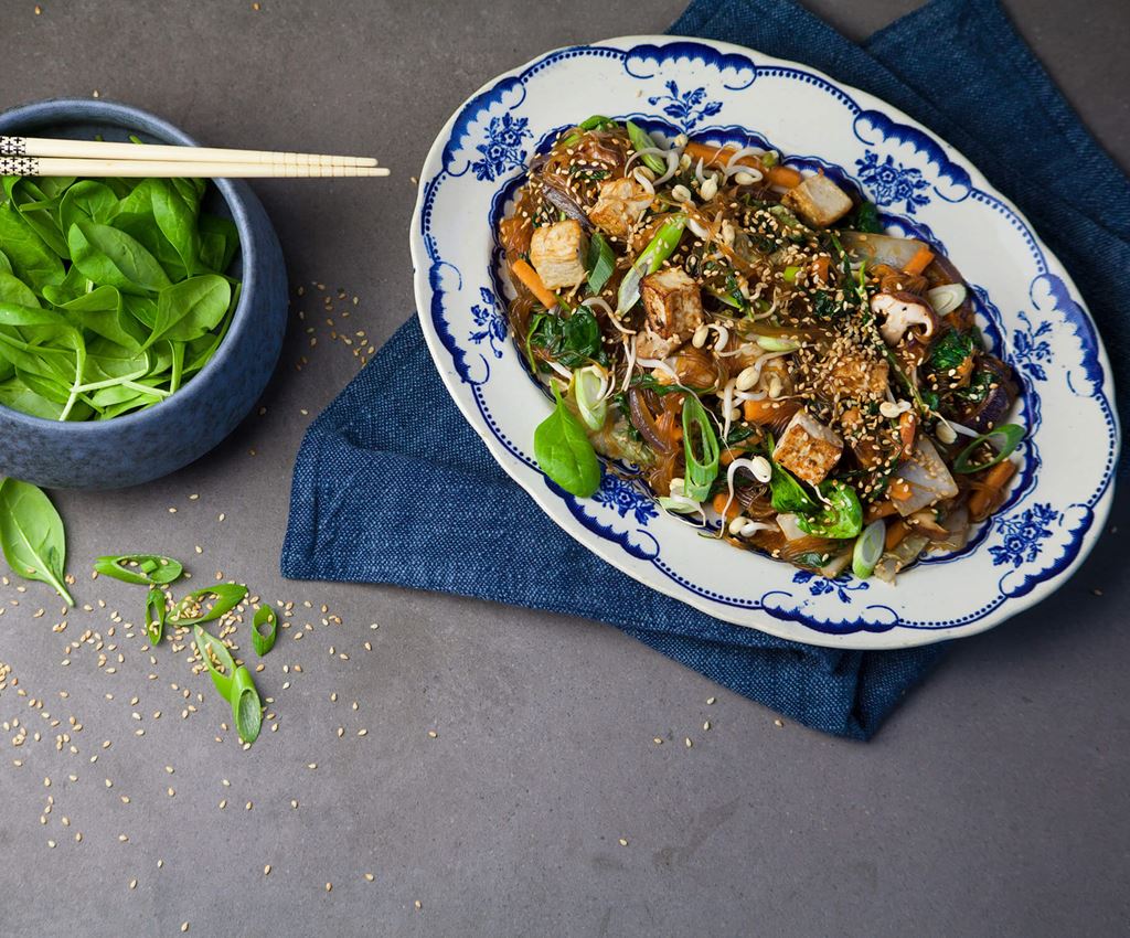 Koreansk glasnudelwok upplagd på ett fat