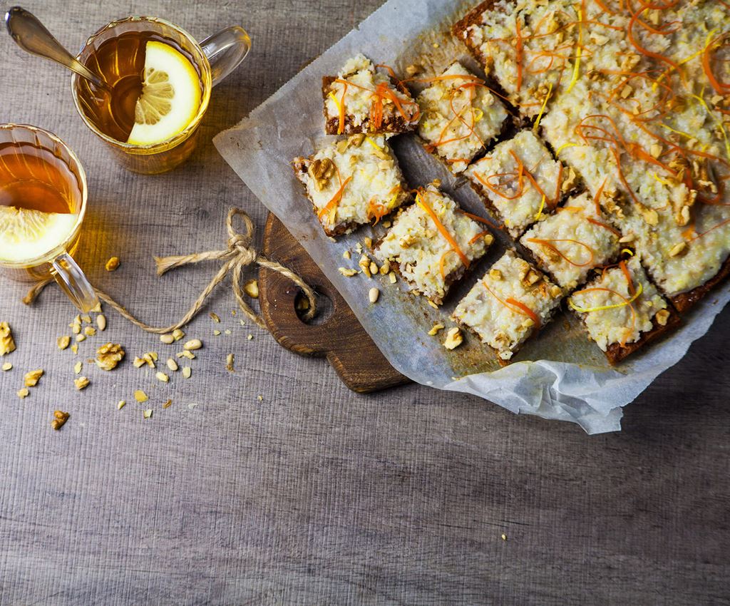 Vegansk gulerodskage med frosting af kokosnød