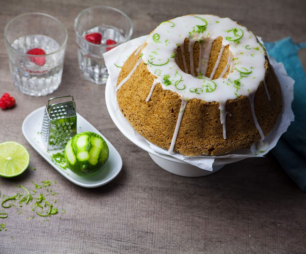 Vegansk sockerkaka med limeglasyr upplagd på ett fat