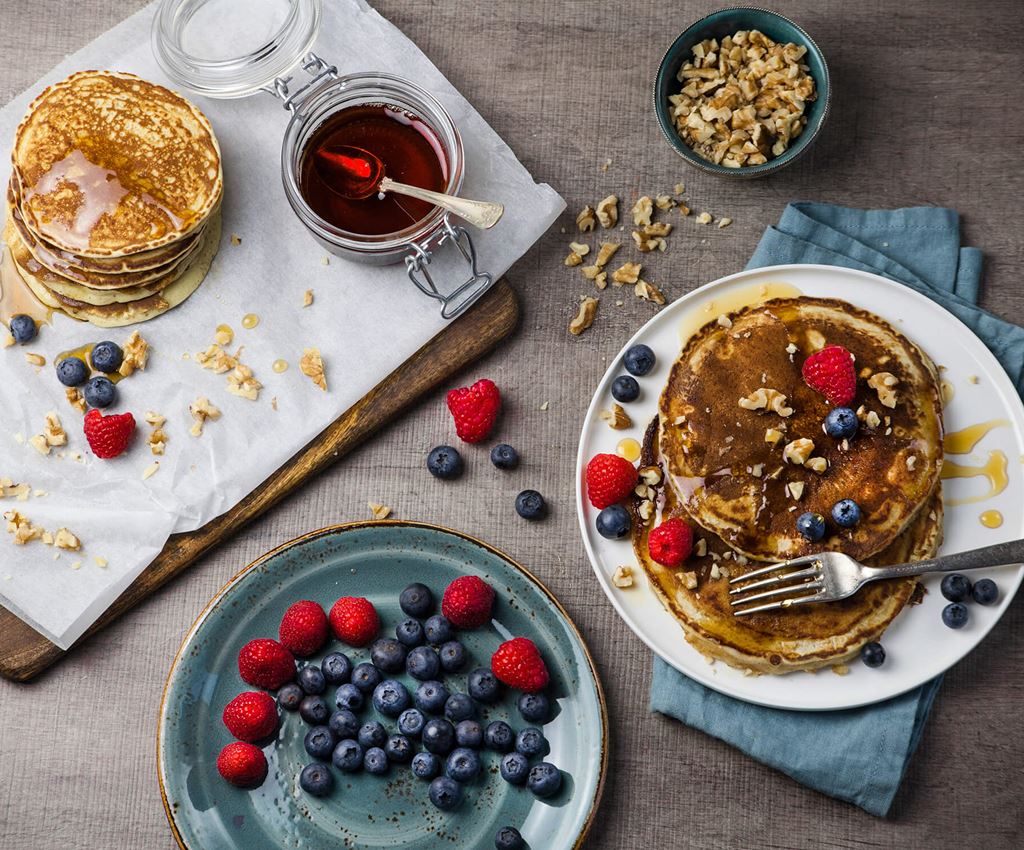 Vegan pannkoogid vaarikate, mustikate, vahtrasiirupi ja pekaanipähklitega