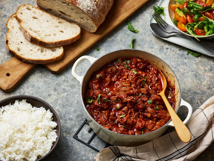 Ethiopische runderstoofpot op tafel met brood en rijst