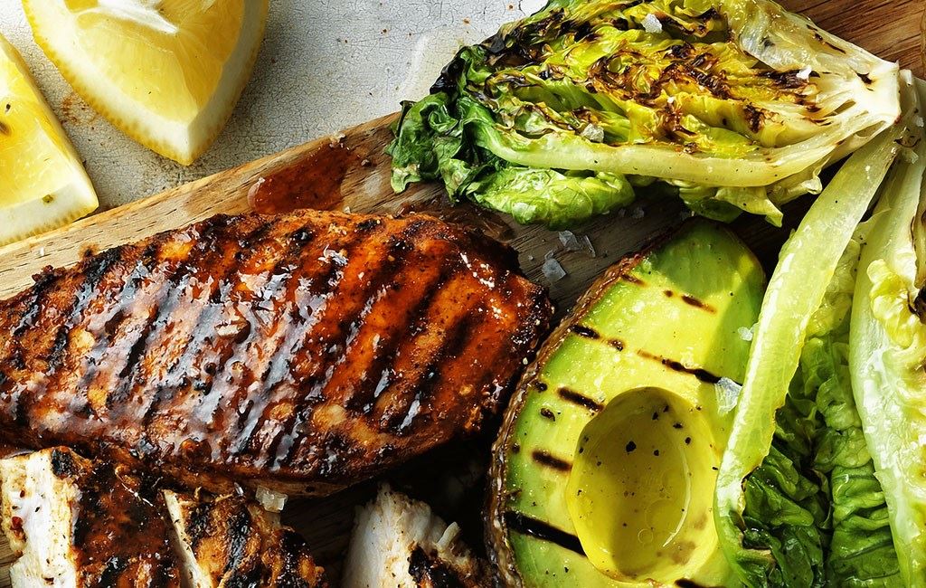 Grillad avokado med parmesan, chili och grillad hjärtsallad med fetaost